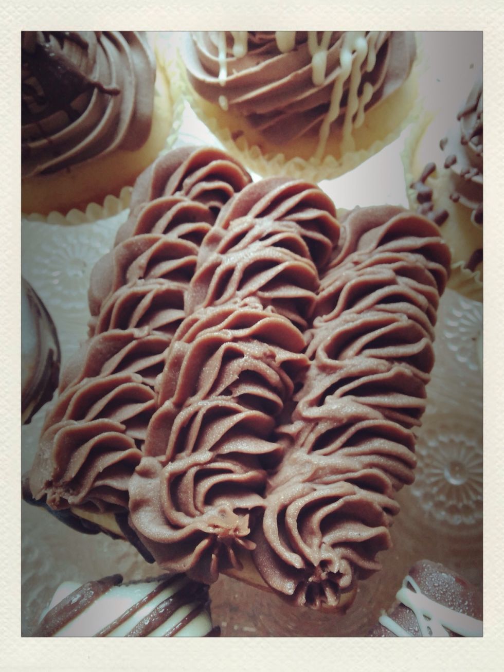 Put milk, melted butter, oatmeal and vanilla extract in the blender and blend well. Pour the blended mass out into the bowl. Add the rest of the ingredients and mix well.