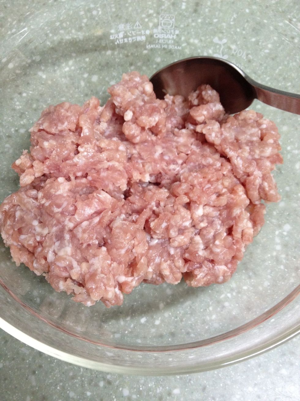 Put minced pork in a large bowl
