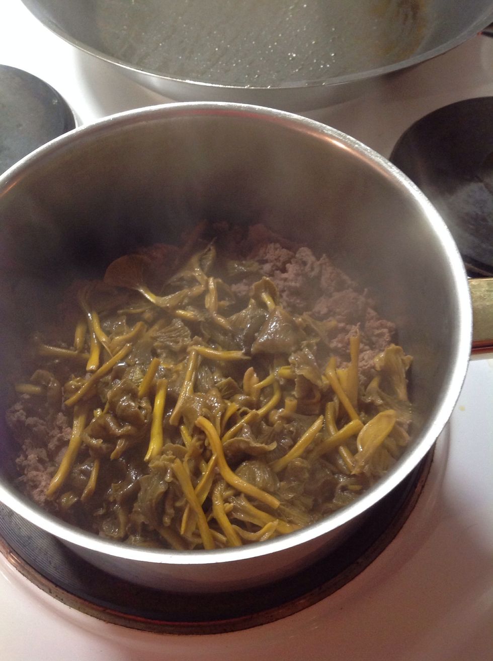 Put mushroom into same pot as reindeer meat.