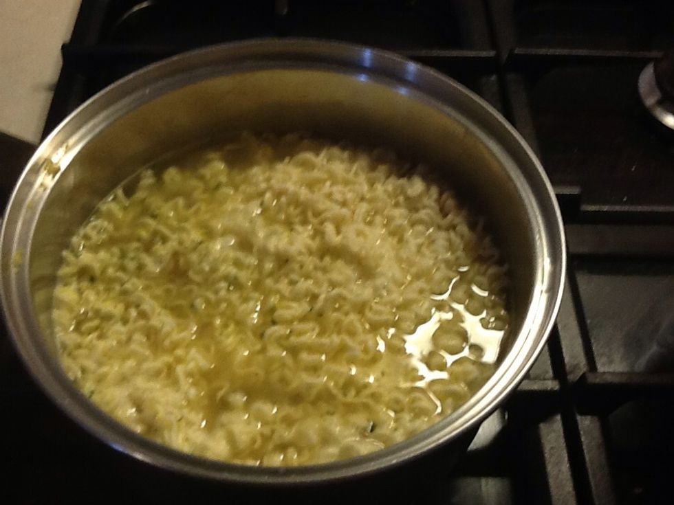 Put noodles and seasoning in boiling pot in water and stir around