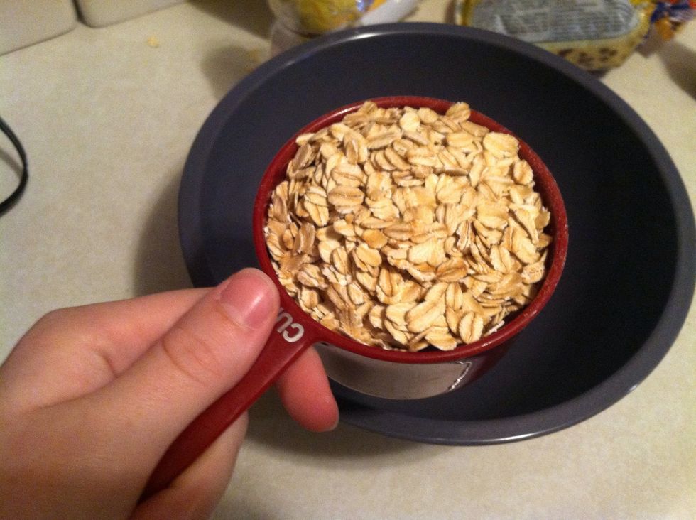 Put oats into bowl.