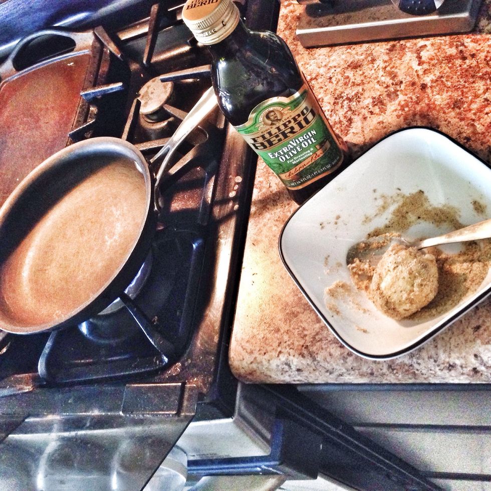 Put oil in a frying pan.