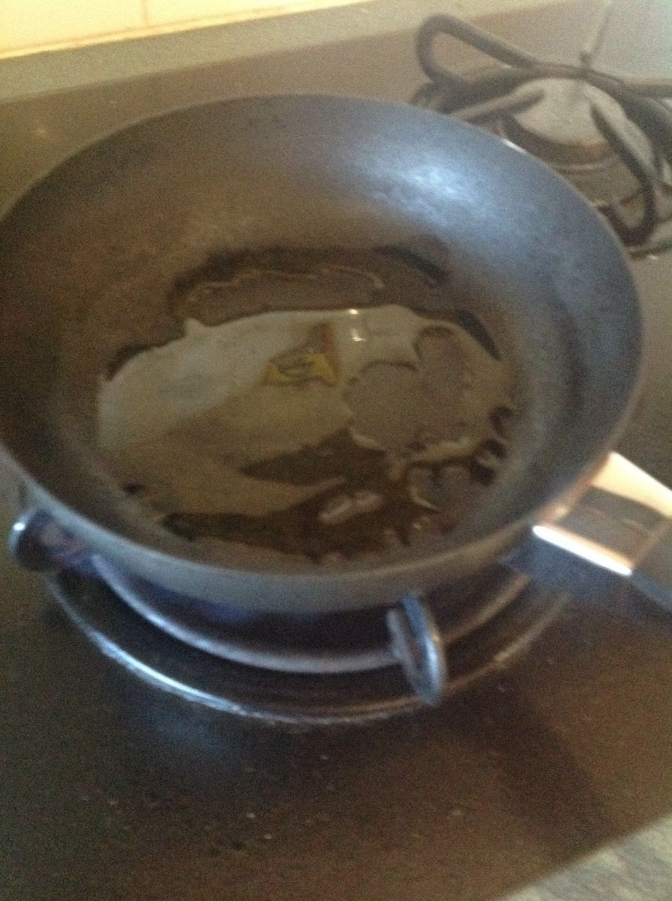 Put oil in fry pan