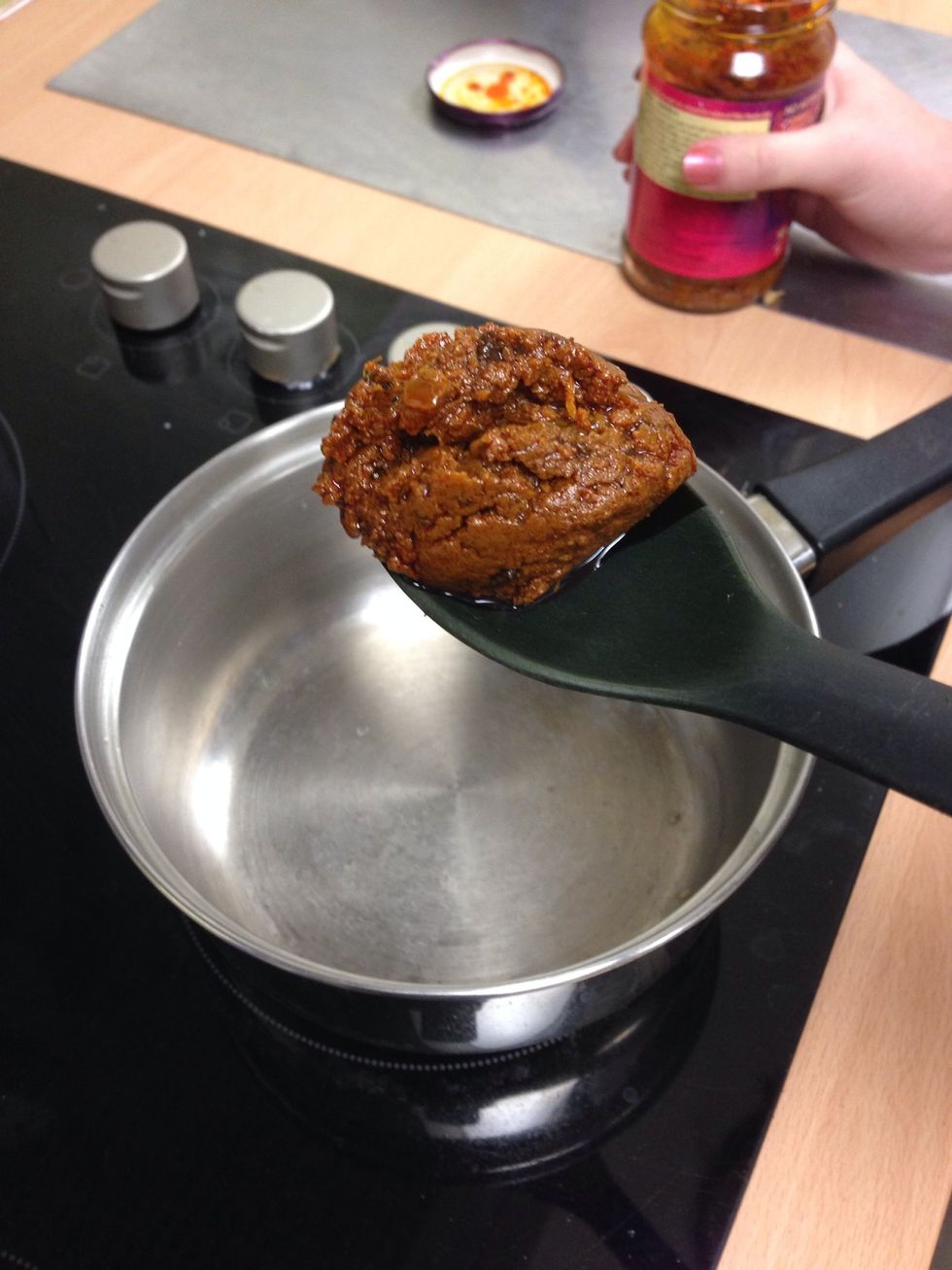 Put on a medium heat 2 moderately large spoonfuls of curry paste into a pan.