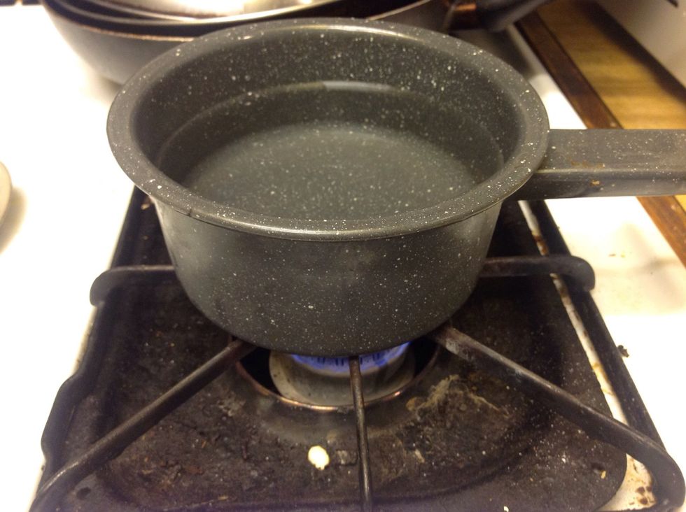 Put on low heat two and a half cups of water.