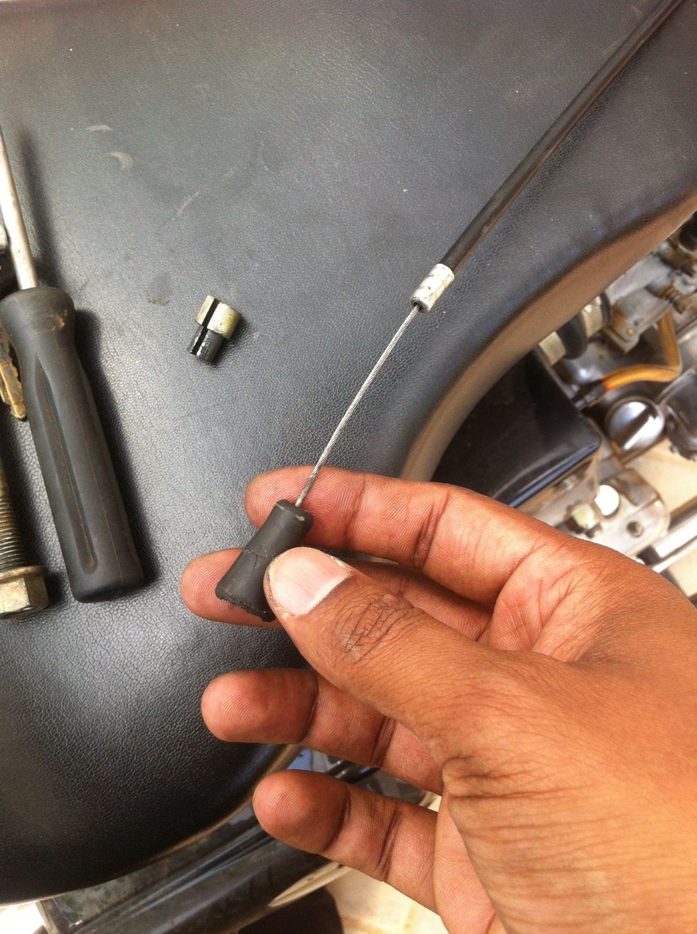 Put on the cleaned or new rubber cone cap at the free end of the cable