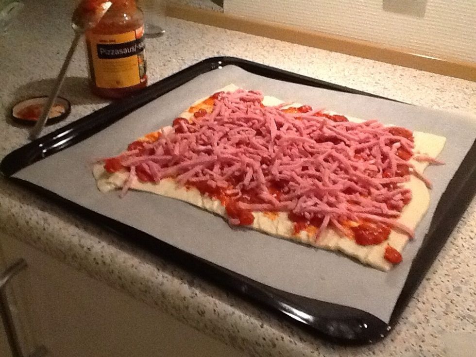 Put on the ham and the other ingretients you chossed.