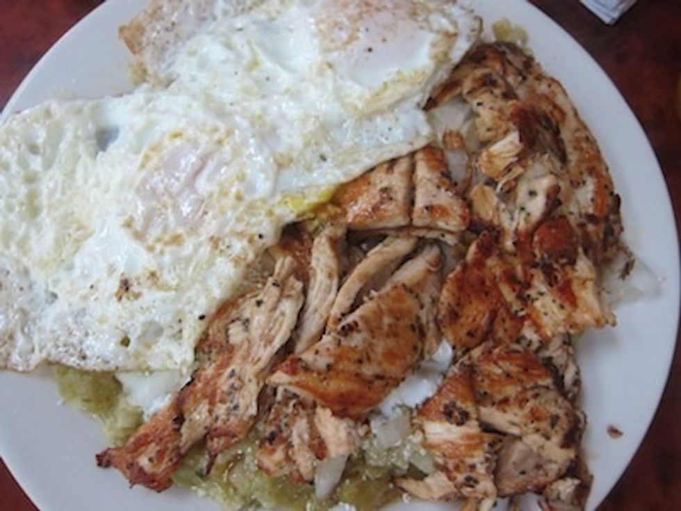 Put on the top of the chilaquiles the eggs or the bistec.