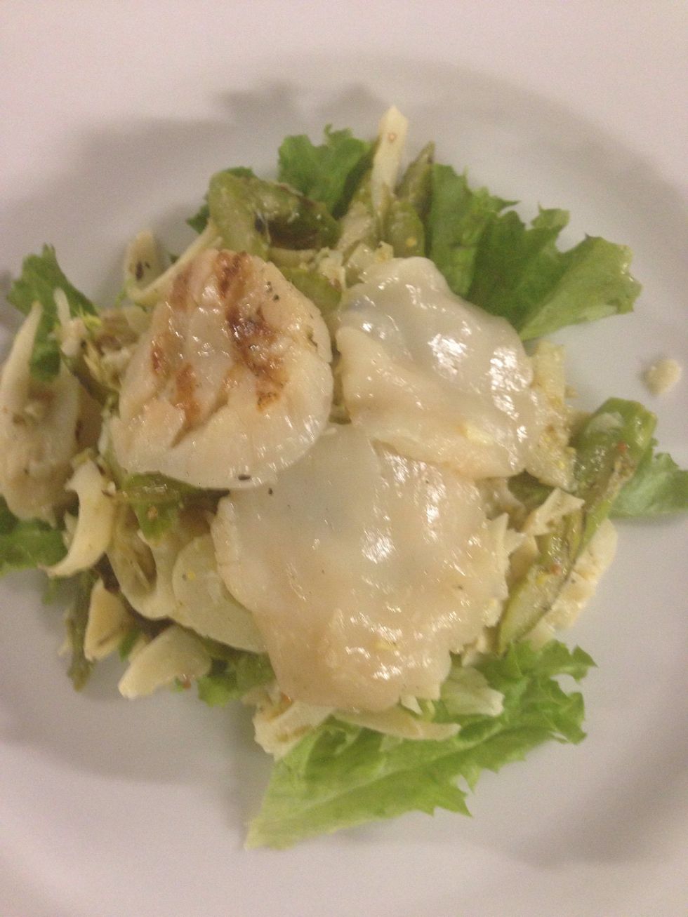 Put on top the sliced scallops