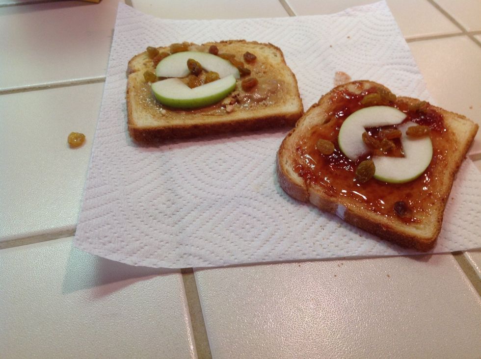 Put one handful of raisins on each slice of bread