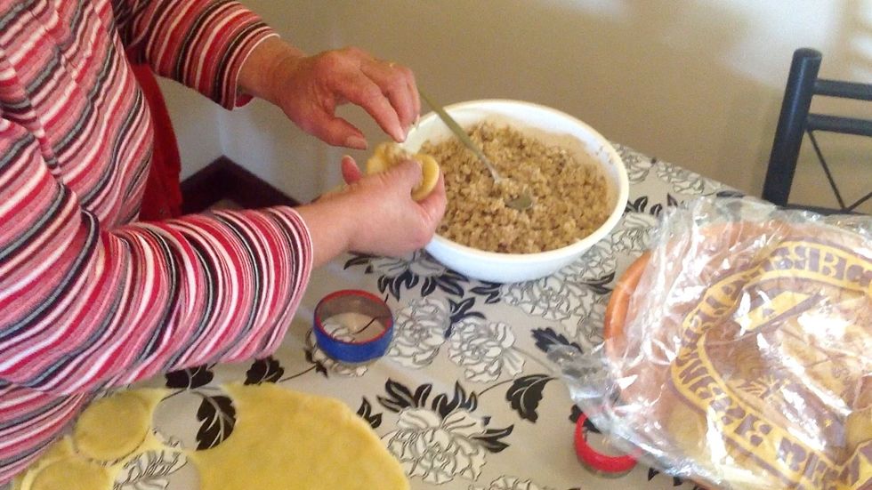 Put one heaped teaspoon of walnut mix.