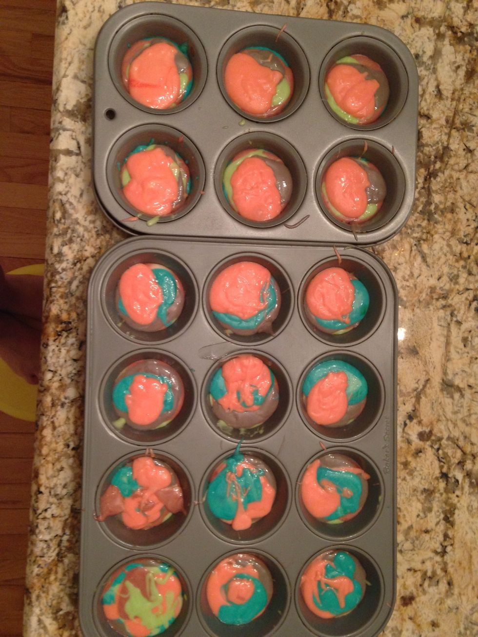 Put one medium size scoop of each color in one cupcake hole thingy .
