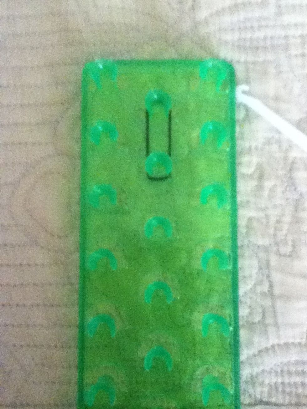 Put one rubber band in the first peg