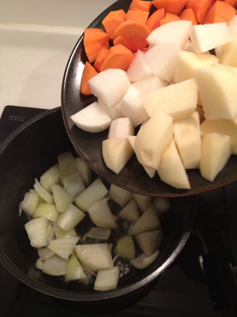 Put other chunk vegetables in the pan and get a quick stir