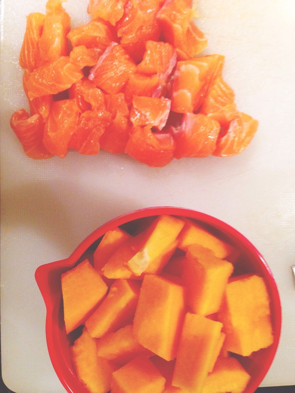 Put oven on 200 degrees celcius. Chop the butternut squash and cut the salmon into bites