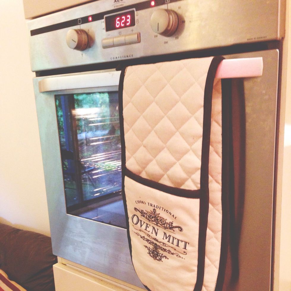 Put oven on 200 degrees celcius
