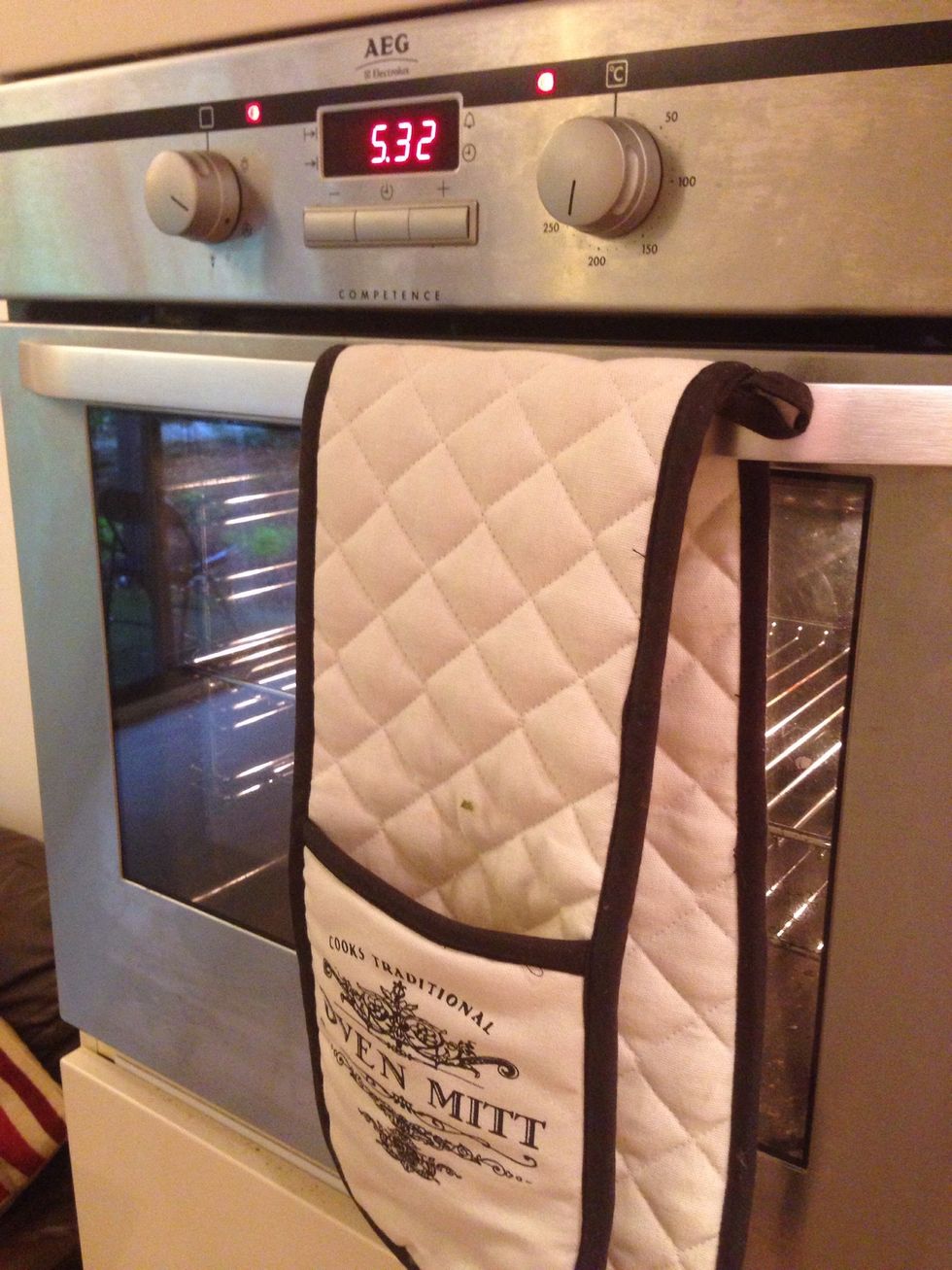 Put oven on 200 degrees celcius