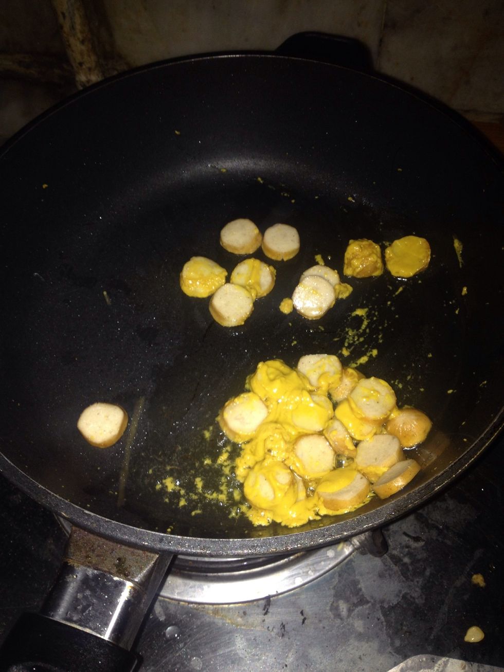 Put pepperoni and mustard in oil