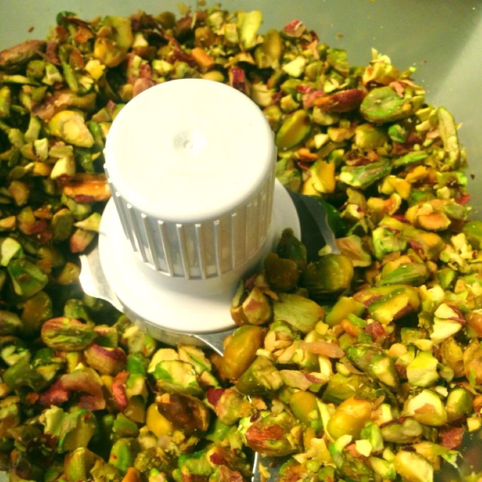 Put pistachios in the food processor or blender.