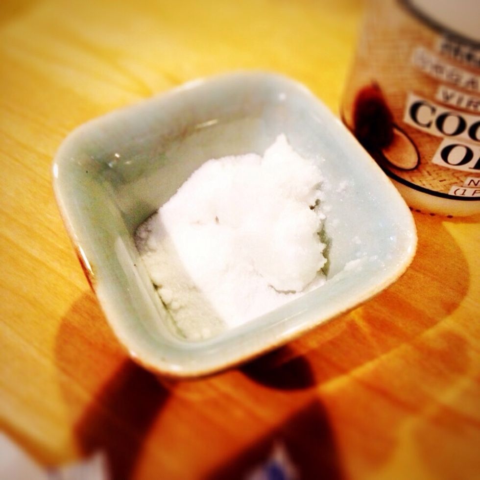 Put six teaspoons of sugar with one tablespoon of coconut oil and mix until blended.