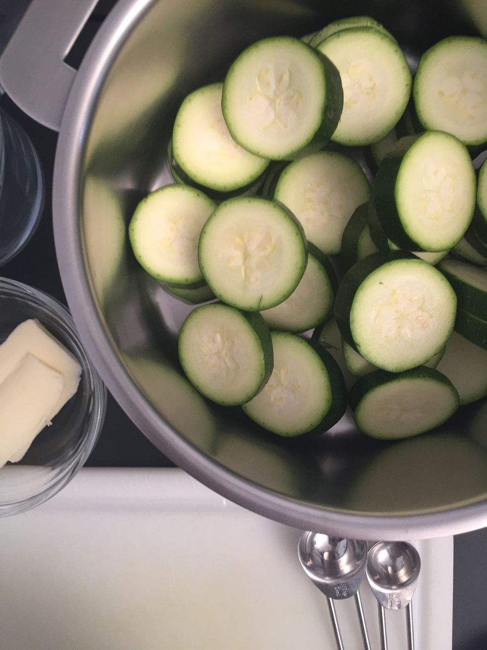 Put sliced courgette in a cooking pot