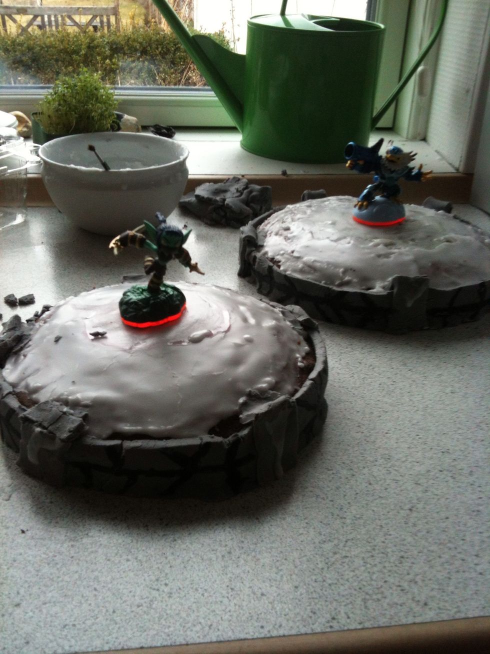 put some figures on cake