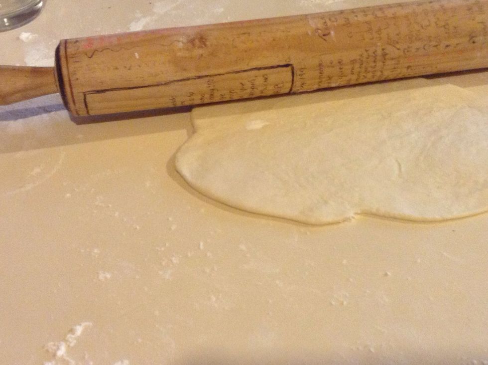 Put some flour in the kitchen roll and table