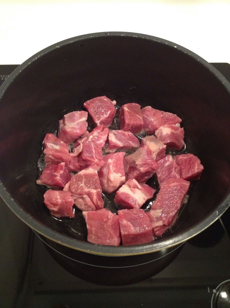 Put some olive oil in the pan and slightly cook the beef until skin color change