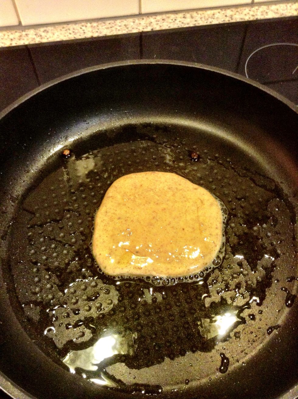 Put some olive oil on a ceramic pan (medium heat) and flip after 1 minute!