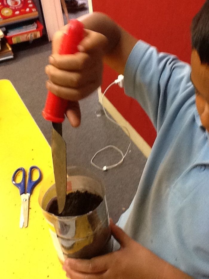 Put some soil in the drink bottle.