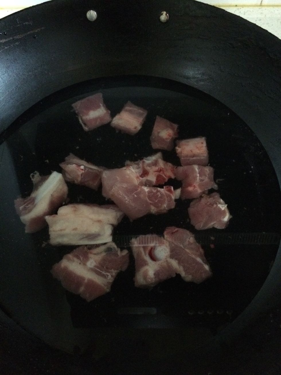 Put spareribs into pot with water,and boiling.