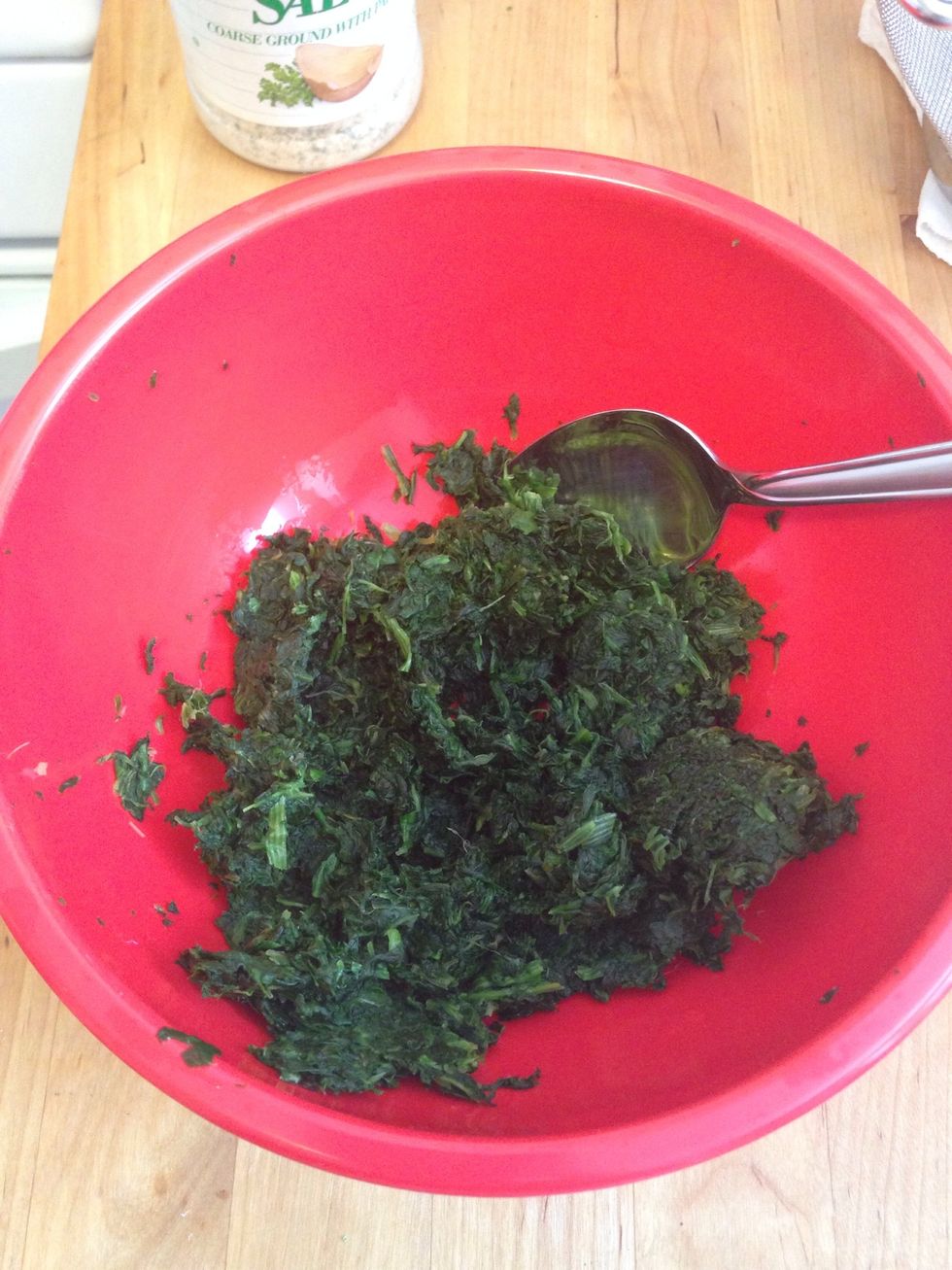 Put spinach in a separate bowl and make sure it's dry.