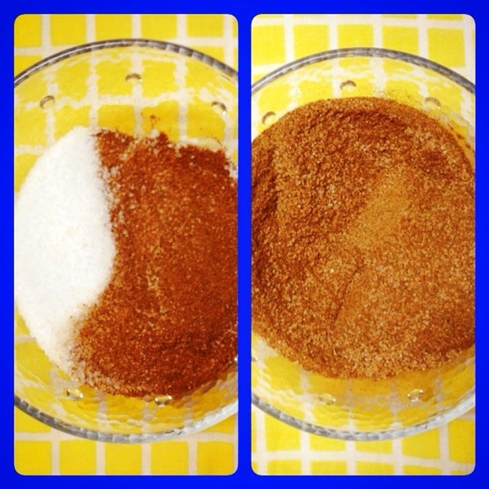 Put Sugar and Cinnamon powder then mix.
