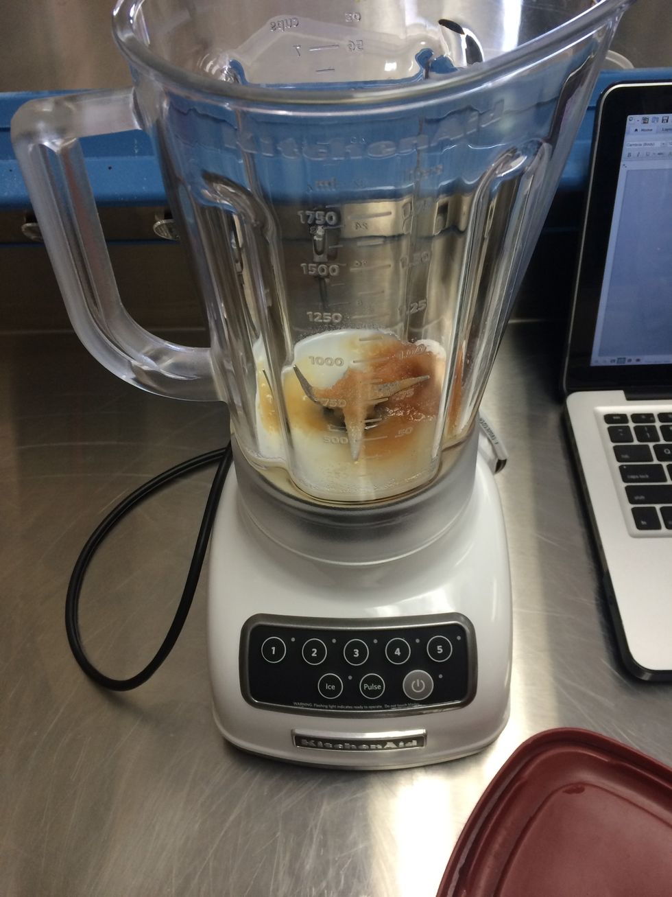 Put the 7g vanilla, 105g sugar, and 20g whole milk into blender.
