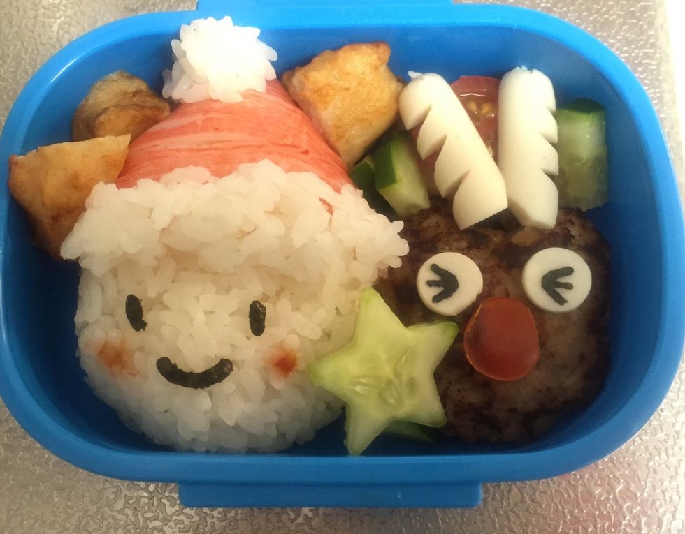 Put the antlers and eyes on the reindeer. And cut the seaweed to make Santa's face and reindeer's eyes. You can color the cheeks with tomato ketchup.
