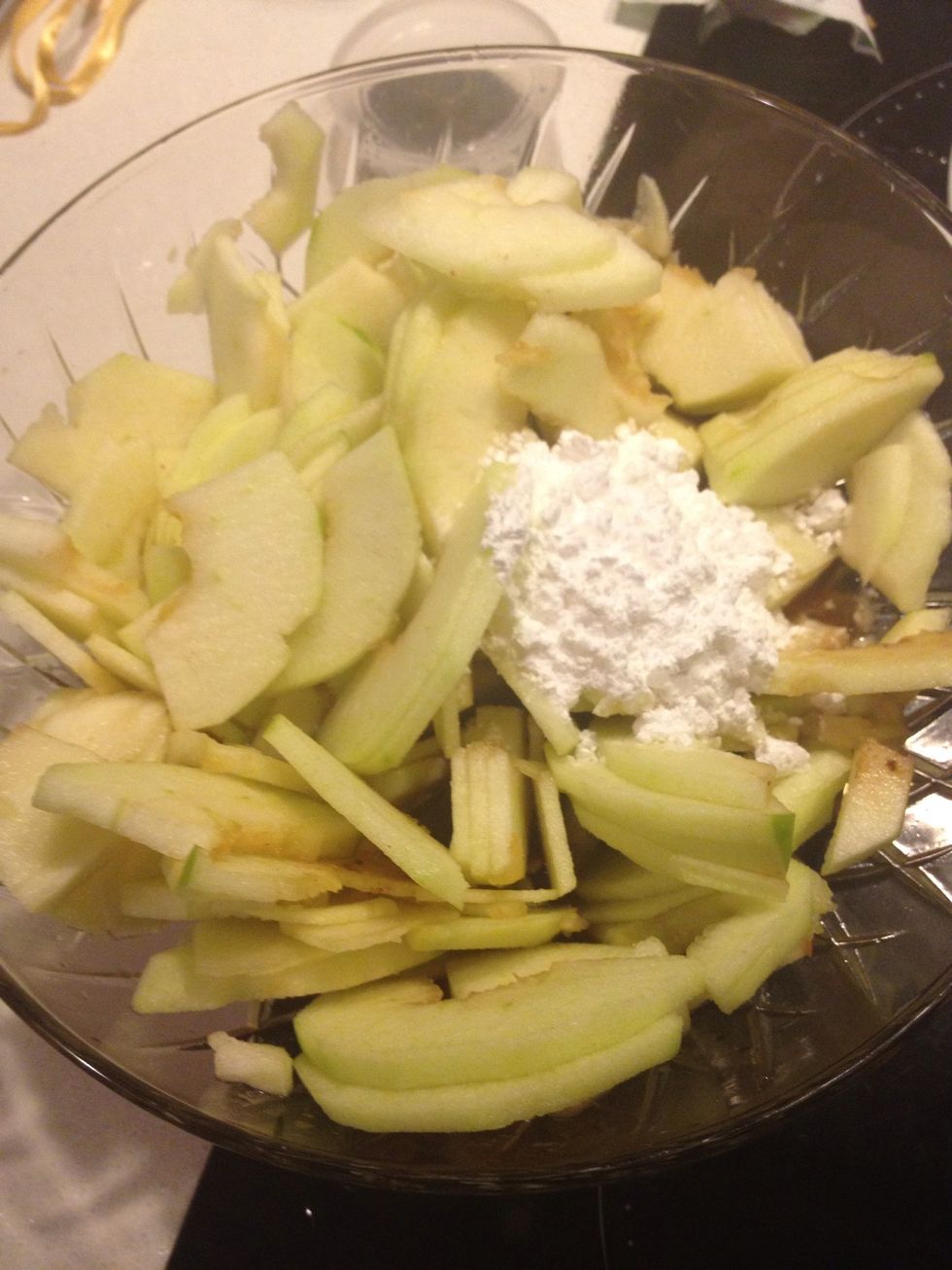 Put the apple in a microwave safe bowl, add sugar, apple juice, corn flour, salt, and cinnamon. Gently toss everything together. If you like, add raisin, it's really good. \ud83d\ude01