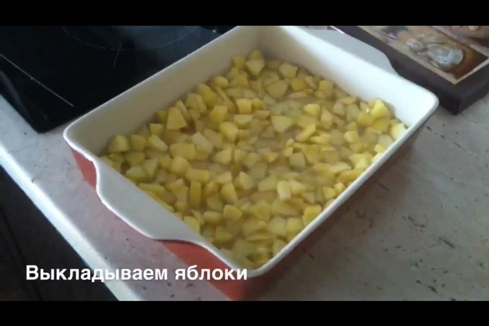Put the apples into the greased baking pan