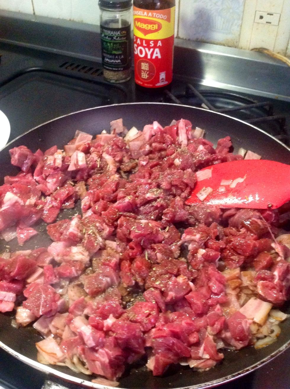 Put the bacon, and the steak in a hot pan, and season it whit salt ,pepper, soy sauce,and the Proven\u00e7al herbs,