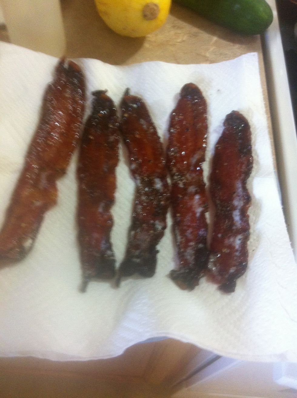 Put the bacon strips on paper towels