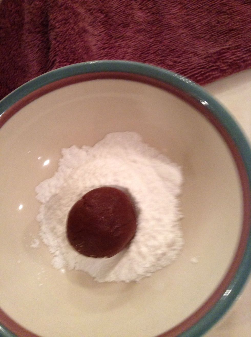 Put the ball in the powder sugar bowl