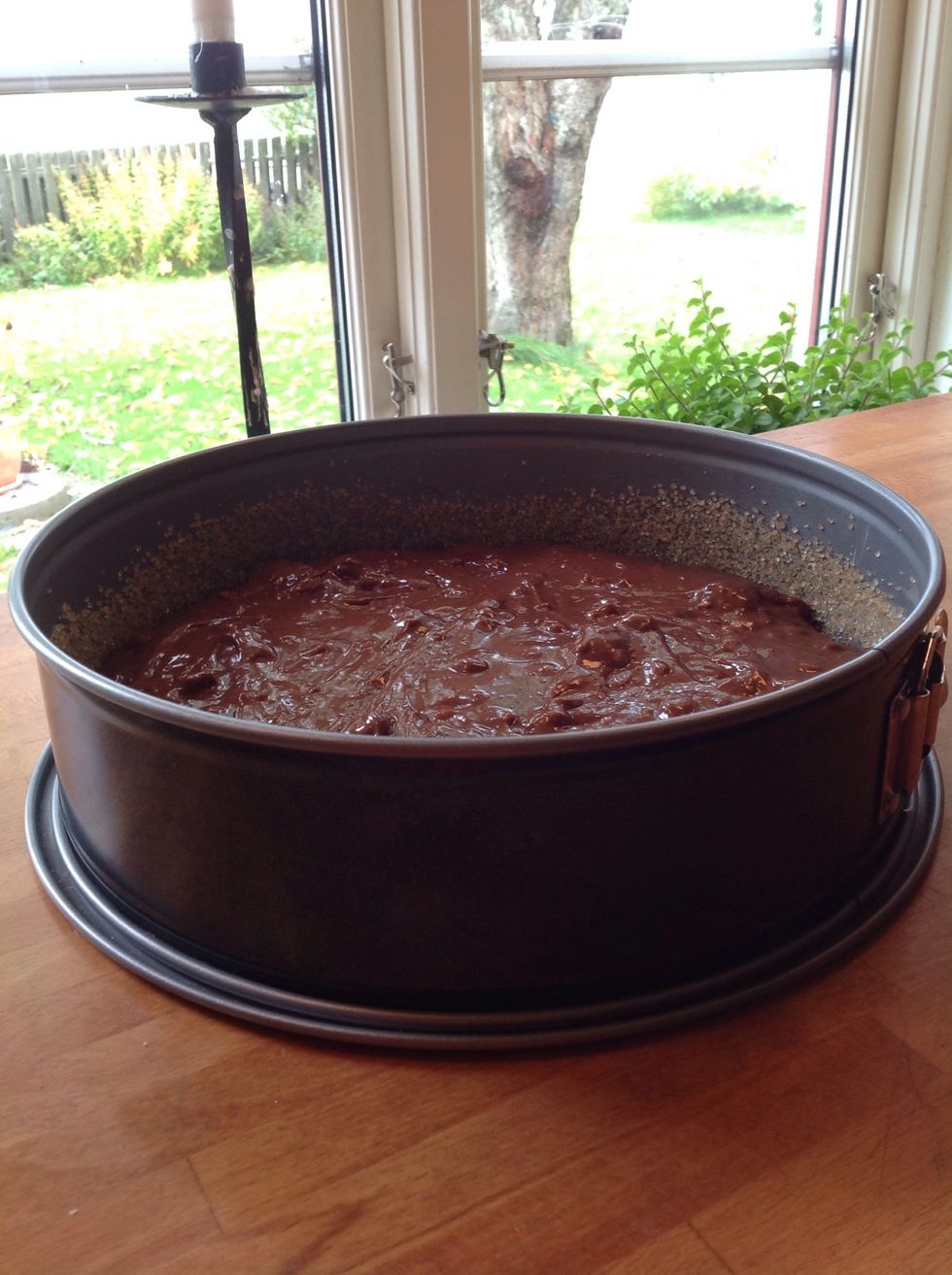 Put the batter in the springform. Make sure to spread it so it covers the bottom of the form.