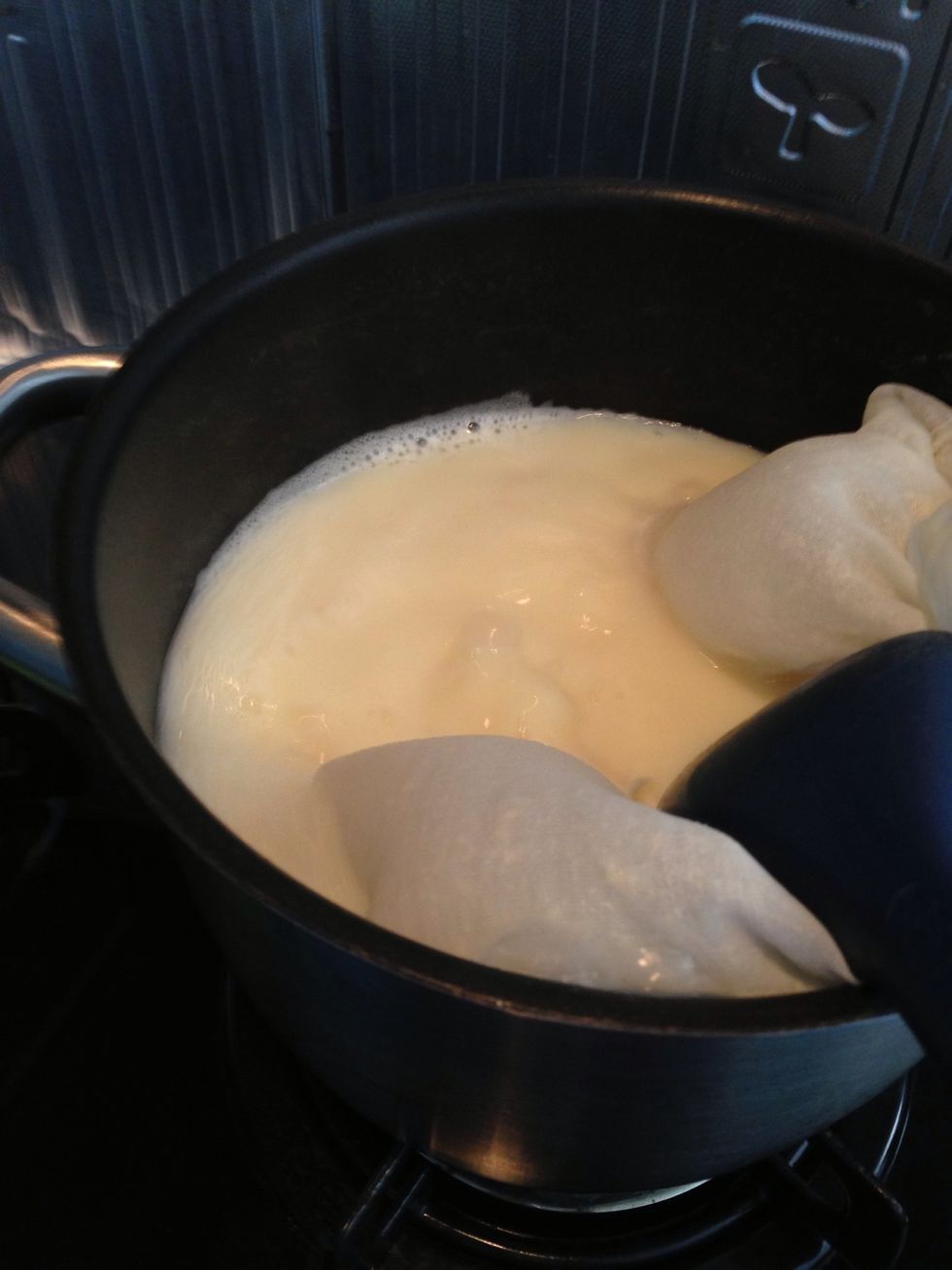 Put the bean paste in a soup bag and boil for 25 min. After the soya bean milk boils for 5 min. Turn the heat down. Keep stirring for the 1st 5 min to avoid over boiling