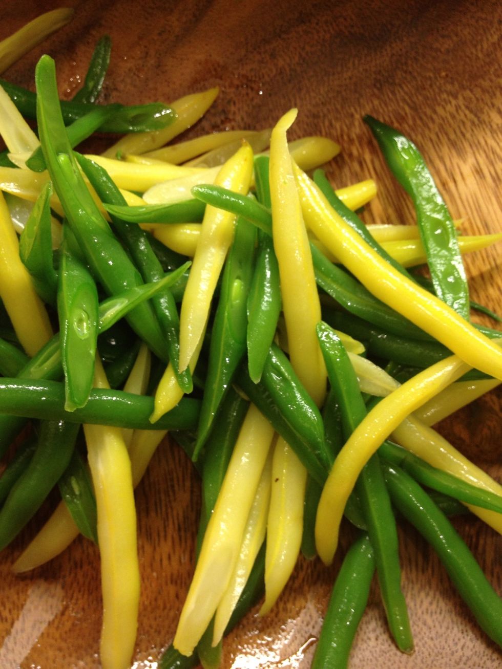 Put the beans in the salad bowl.