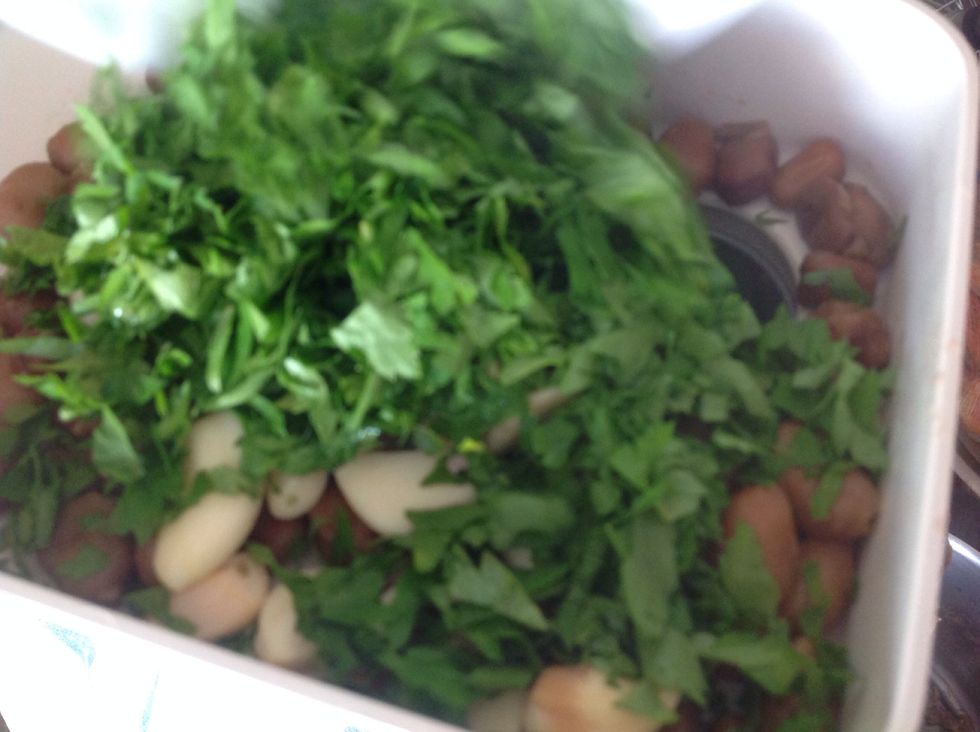Put the beans, parsley and garlic in the mincer