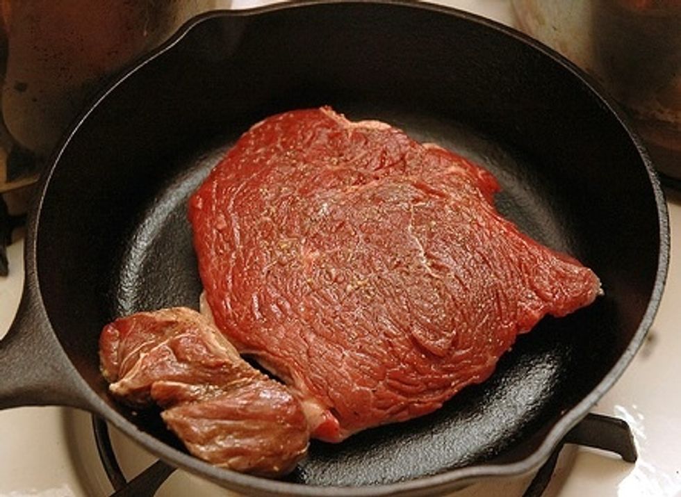 Put the bistec or the eggs on the frying pan and cook. (Make fried egg)