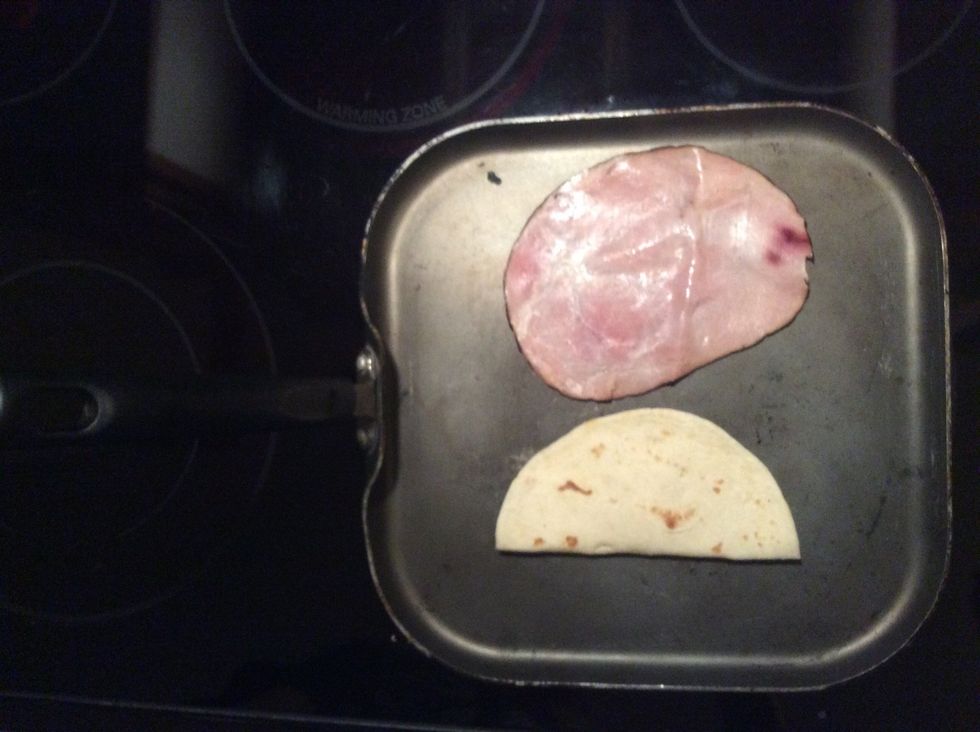 Put the black forest ham on the comal