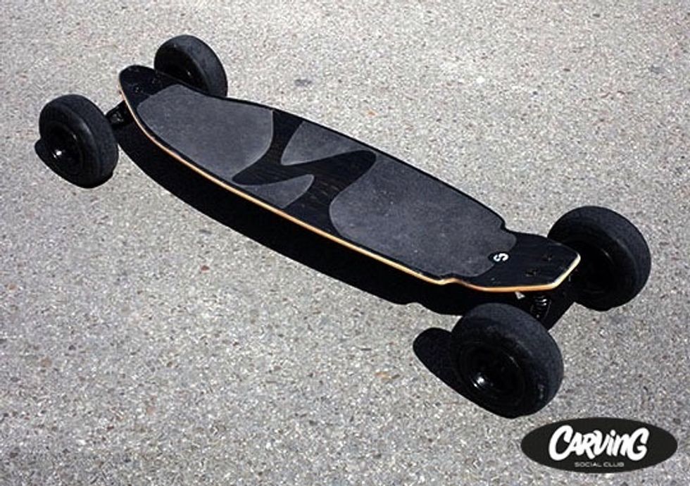 - Put the board on the ground. / - Coloca la tabla en el suelo.