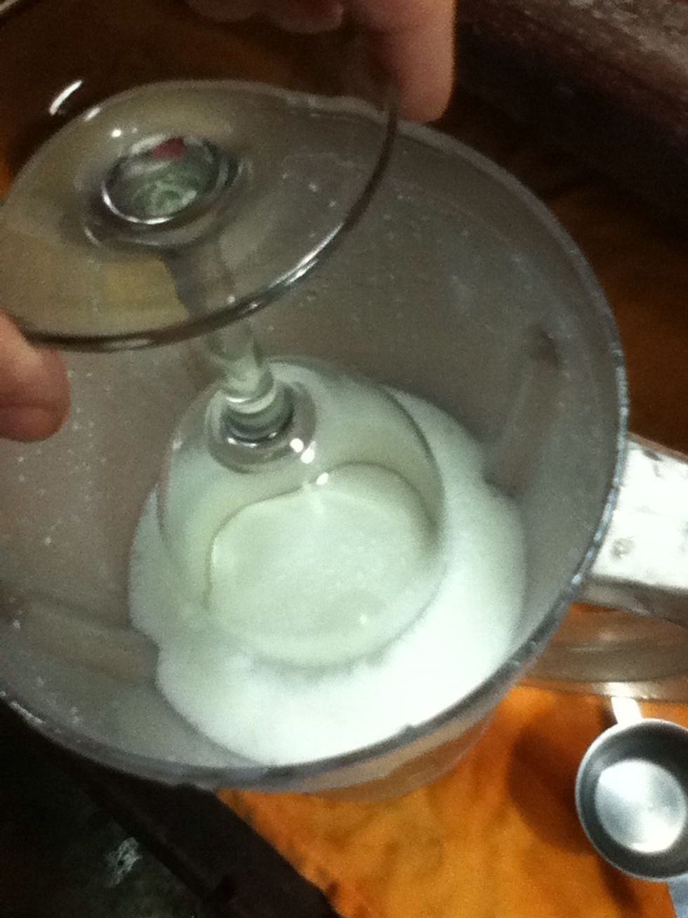 Put the border of the glass in the moisture...