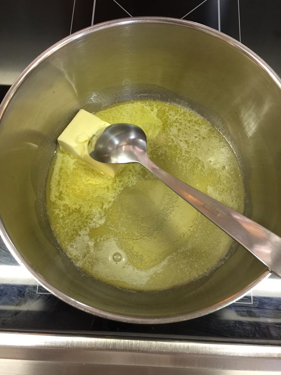 Put the butter 40 gems butter add 60 g brown sugar then add the cubed rye bread. Cook stirring until bread is golden brown. Add the cardamom. Stir and let cool. Or put all together  & in z oven