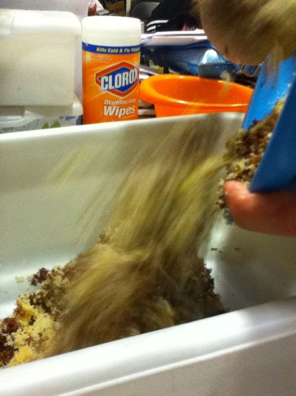 Put the cake, cookie crumbs, and pudding mix into a brand new, clean litter box. If you don't have one find a large rectaungler Tupperware container to act as a sit in.